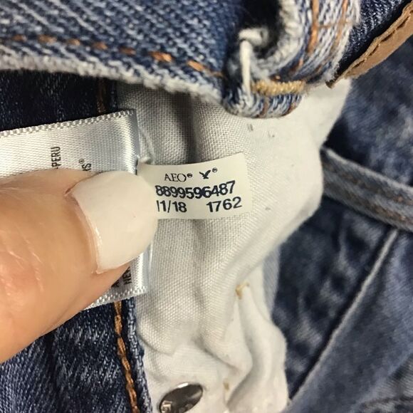 American Eagle Mom Jeans Busted Knee & Chewed Hem Jeans Size 6 - Picture 9 of 12